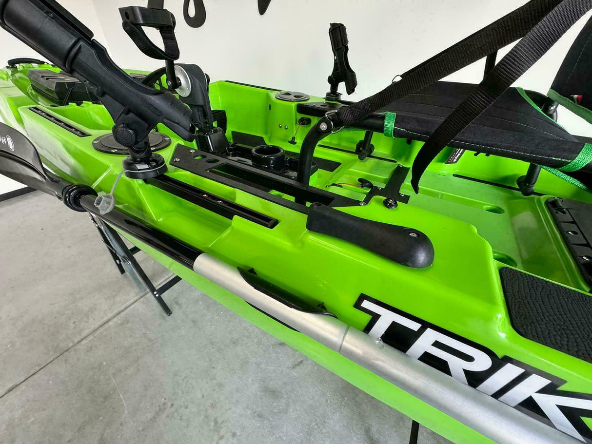 BIG MAMA KAYAK A PEDALI TRIKEN 380 + GARMIN STRIKER VIVID 7SV ECOSCANDAGLIO + TRASDUTTORE + kit braccetto display