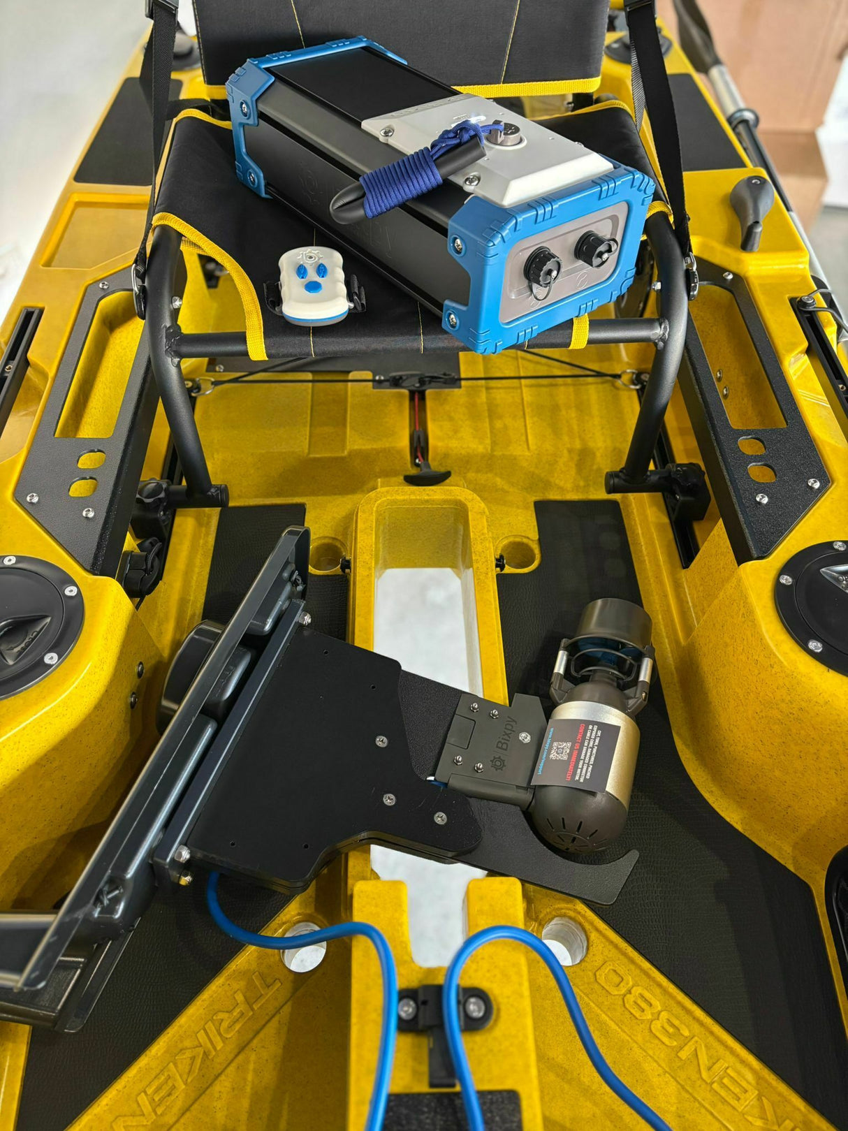 BIG MAMA KAYAK A PEDALI TRIKEN 330 - CANOA MONOPOSTO FISHING + motore elettrico BIXPY K1 Angler PRO Kit Outboard con batteria inclusa PP-768 Wh + Adattatore Hoodoo Pedal Drive
