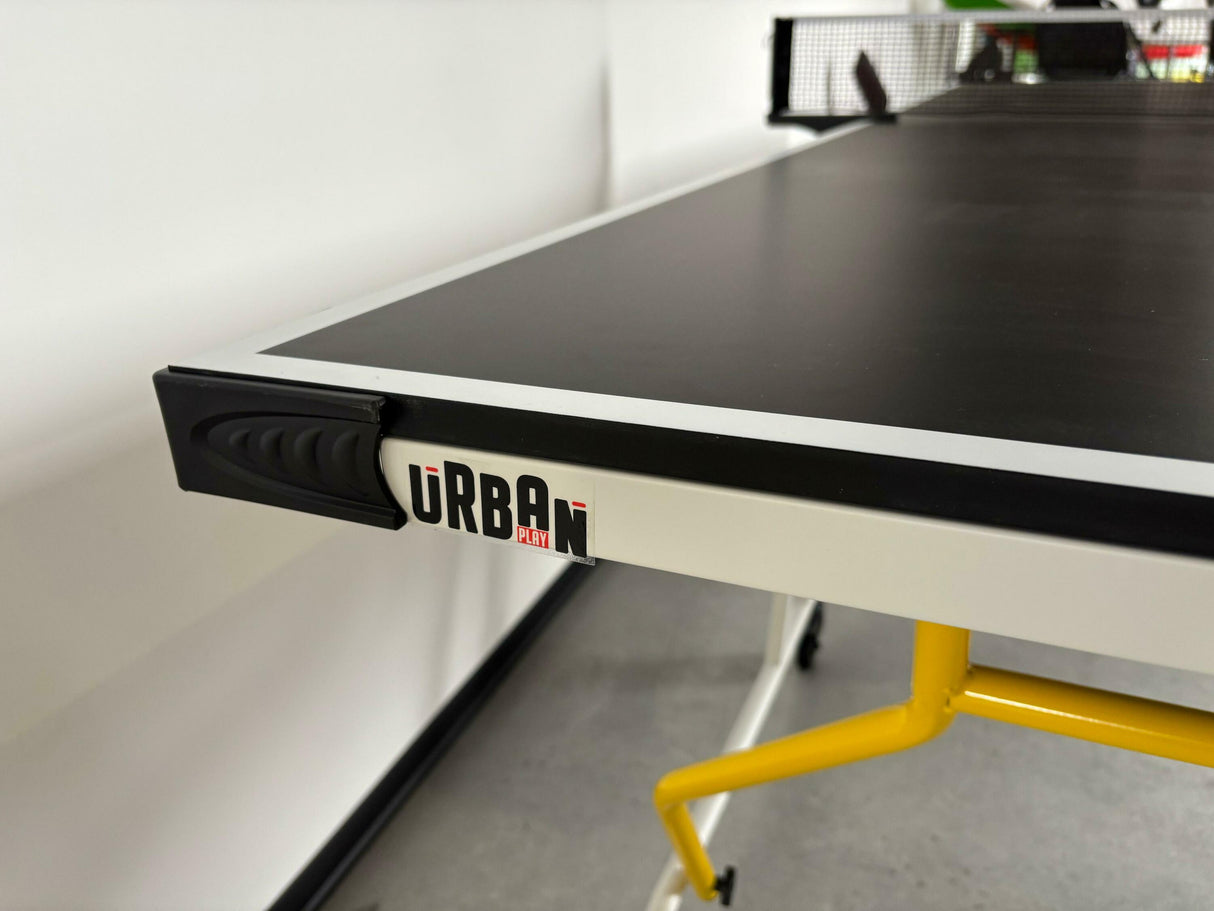 Urban Play Ping pong trasportabile in valigia, da interno, richiudibile con ruote, racchette e palline colore verde