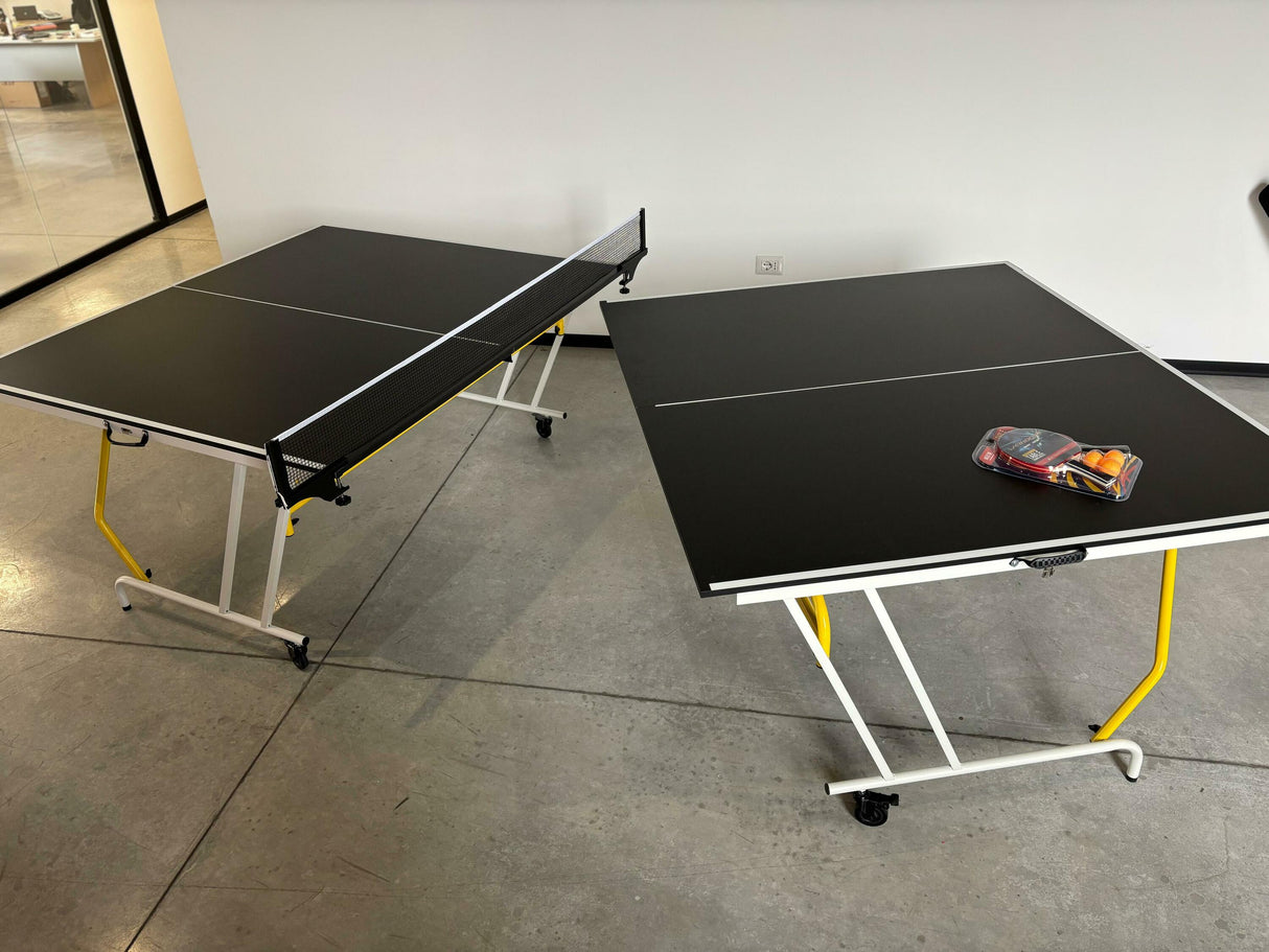 Urban Play Ping pong trasportabile in valigia, da interno, richiudibile con ruote, racchette e palline colore verde