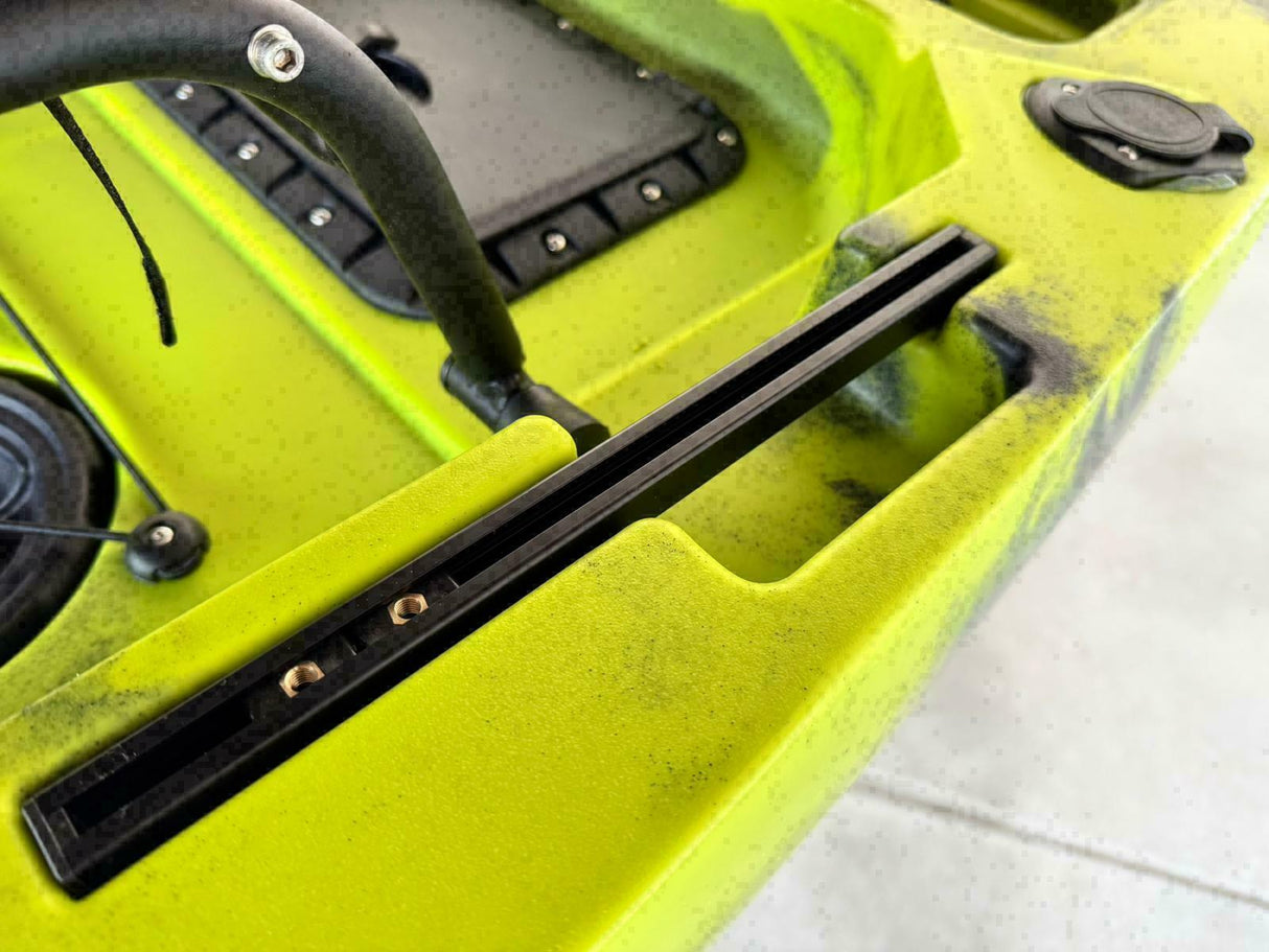 Kayak fishing a Pedali divisibile Big Mama Triken 330 Live S, con ruote e vasca del vivo - SCAFO GRIGIO NERO, gavone VERDE
