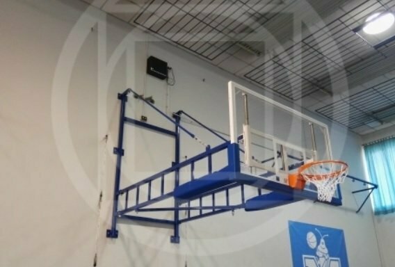 Ab1810 1 Coppia Impianto Basket Girevole a Parete Sbalzo 320 cm. con Tabelloni in Legno, certificato Secondo Norma Uni En 1270