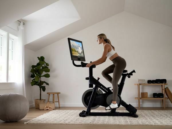 Promo Gym Bike Studio 27i resistenza magnetica Nordictrack cod.NTEX02722-INT - con App Ifit integrata - peso max utente 160 kg schermo touchscreen da 27"