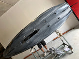 BIG MAMA KAYAK A PEDALI TRIKEN 330 - CANOA MONOPOSTO FISHING CON 4 PORTACANNE, 2 GAVONI, TIMONE, SISTEMA DI PEDALI, SEDILE RIALZATO, 11 BARRE DI SCORRIMENTO ver. coperchio verde