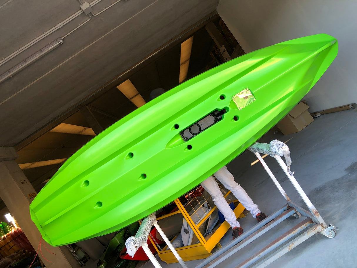 BIG MAMA KAYAK A PEDALI TRIKEN 330 - CANOA MONOPOSTO FISHING CON 4 PORTACANNE, 2 GAVONI, TIMONE, SISTEMA DI PEDALI, SEDILE RIALZATO, 11 BARRE DI SCORRIMENTO ver. scafo rosso