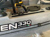 BIG MAMA KAYAK A PEDALI TRIKEN 330 - CANOA MONOPOSTO FISHING CON 4 PORTACANNE, 2 GAVONI, TIMONE, SISTEMA DI PEDALI, SEDILE RIALZATO, 11 BARRE DI SCORRIMENTO ver. coperchio azzurro