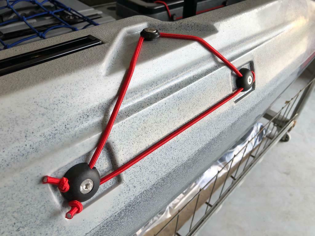 BIG MAMA KAYAK A PEDALI TRIKEN 330 - CANOA MONOPOSTO FISHING CON 4 PORTACANNE, 2 GAVONI, TIMONE, SISTEMA DI PEDALI, SEDILE RIALZATO, 11 BARRE DI SCORRIMENTO ver. scafo rosso