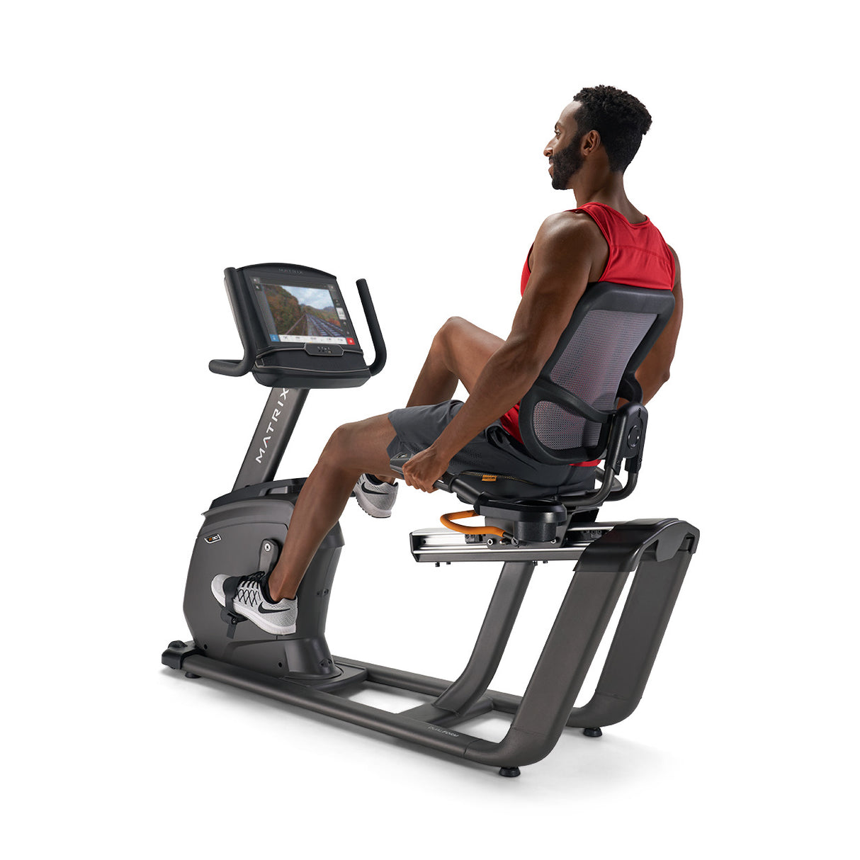 RECUMBENT BIKE R30 CON CONSOLE XIR, professionale, con accesso facilitato, stabile e versatile. La nostra bike R30 include le esclusive tecnologie Dual Form Frame e Comfort Arc Seat. Linea Matrix