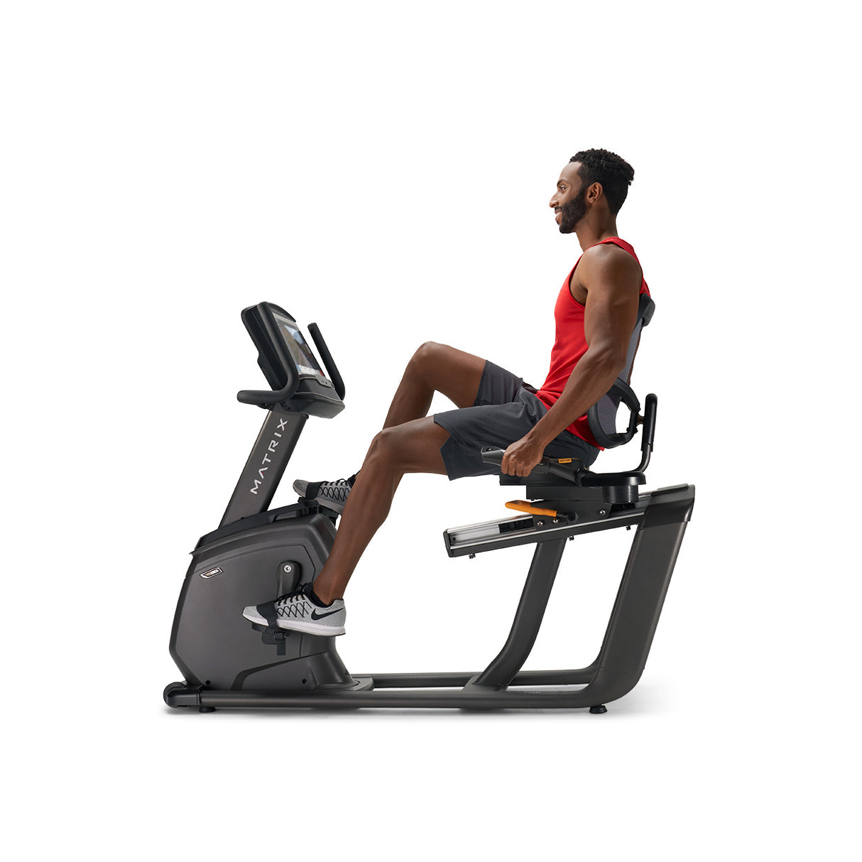 RECUMBENT BIKE R30 CON CONSOLE XIR, professionale, con accesso facilitato, stabile e versatile. La nostra bike R30 include le esclusive tecnologie Dual Form Frame e Comfort Arc Seat. Linea Matrix