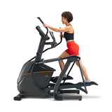 RECUMBENT BIKE R30 CON CONSOLE XER, professionale, con accesso facilitato, stabile e versatile. La nostra bike R30 include le esclusive tecnologie Dual Form Frame e Comfort Arc Seat. Linea Matrix.