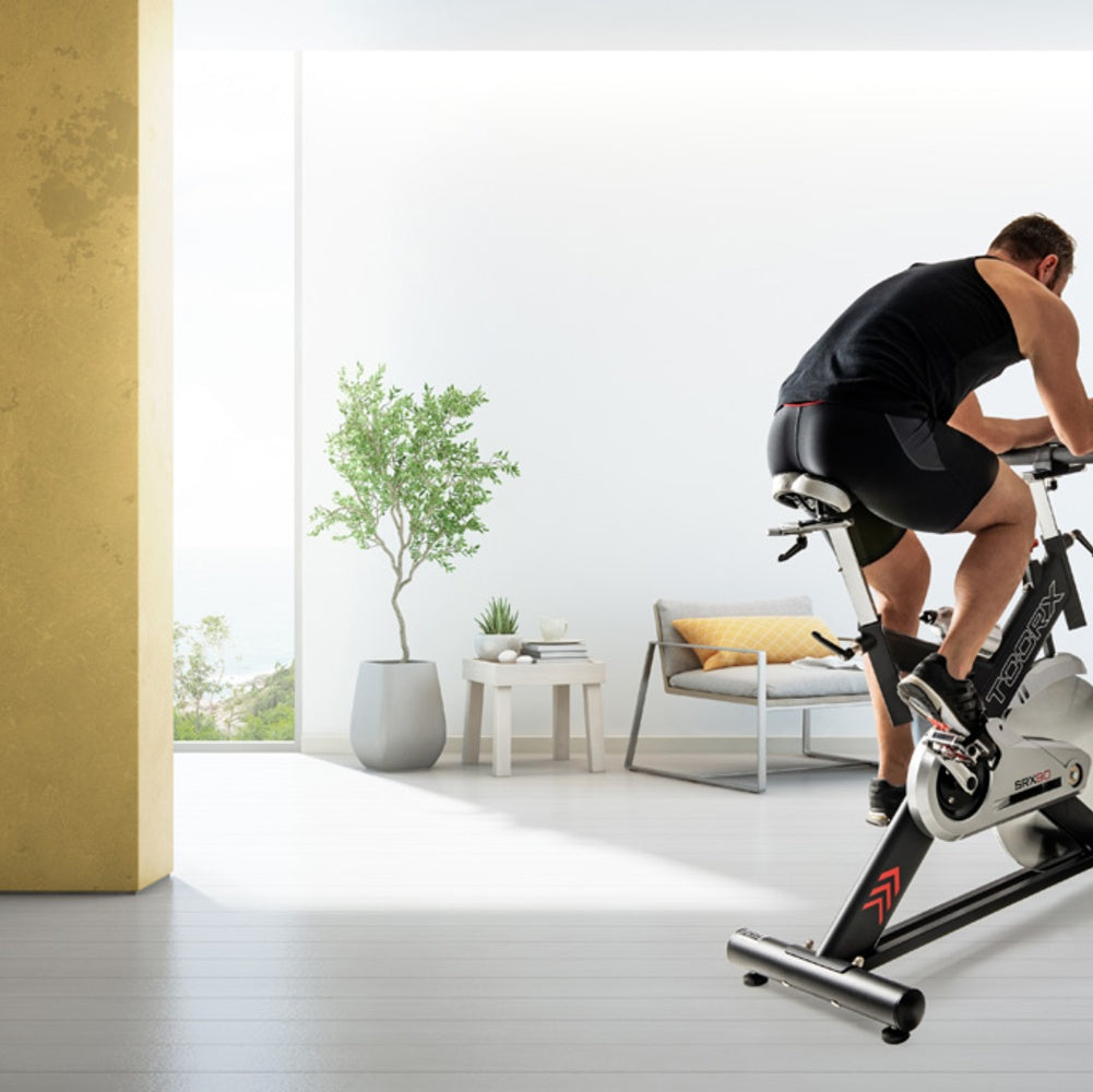 Gym Bike SRX-90 Ricevitore Wireless e Fascia Cardio Inclusa Linea Toorx Trasmissione; a cinghia Volano; peso 24 kg Peso massimo utilizzatore; 140 kg bike da spinning - TIMESPORT24