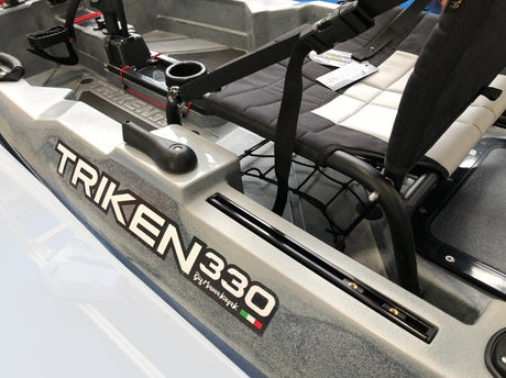 BIG MAMA KAYAK A PEDALI TRIKEN 330 - CANOA MONOPOSTO FISHING CON 4 PORTACANNE, 2 GAVONI, TIMONE, SISTEMA DI PEDALI, SEDILE RIALZATO, 11 BARRE DI SCORRIMENTO ver. coperchio azzurro - TIMESPORT24